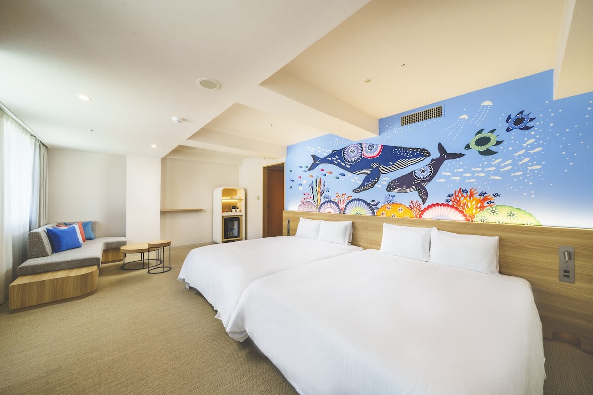Minibar, cortinas blackout, wifi gratis y ropa de cama