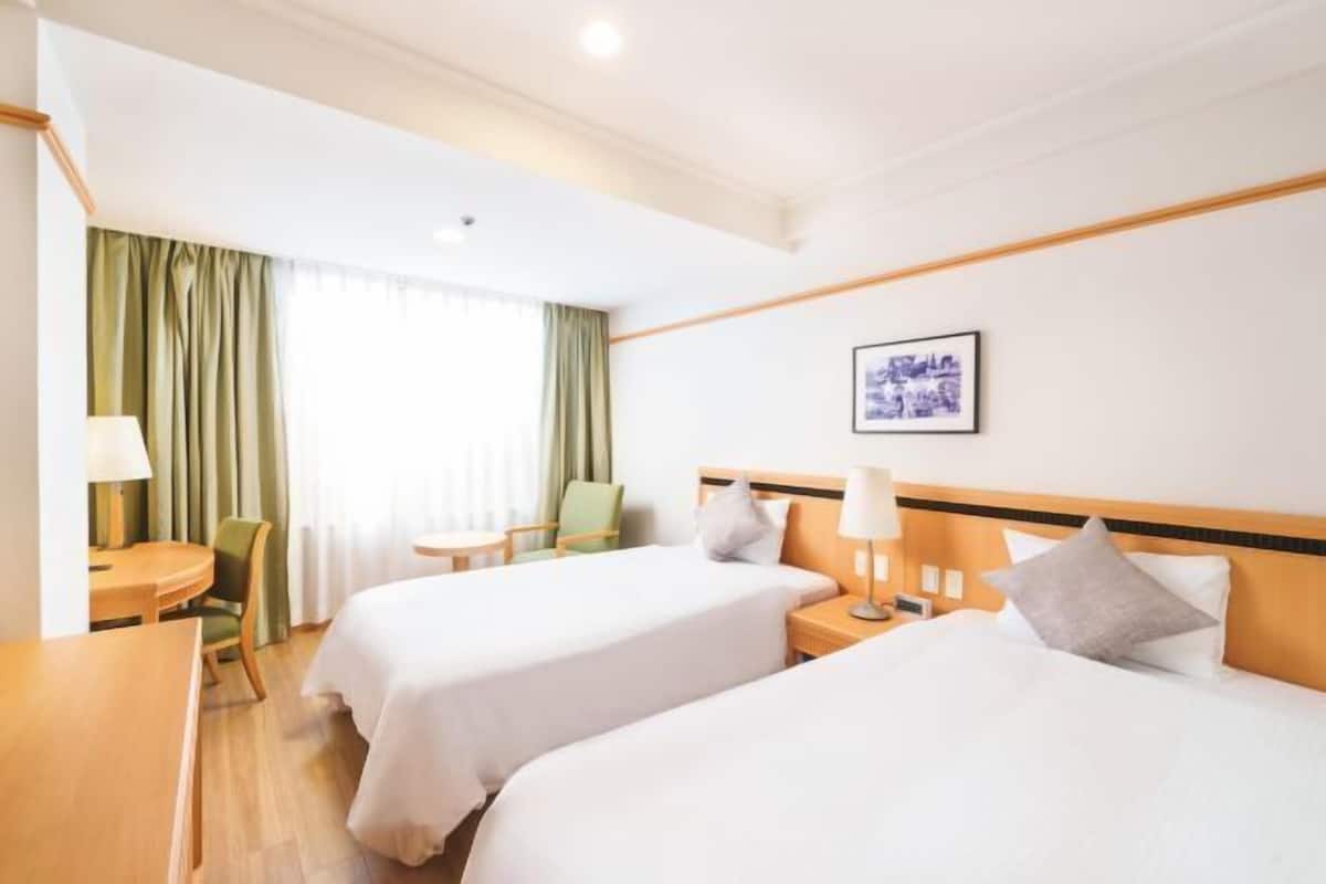 Minibar, cortinas blackout, wifi gratis y ropa de cama