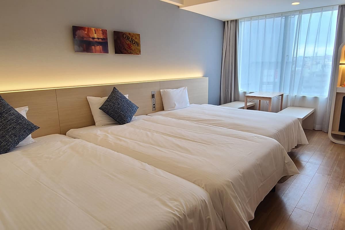 Minibar, cortinas blackout, wifi gratis y ropa de cama