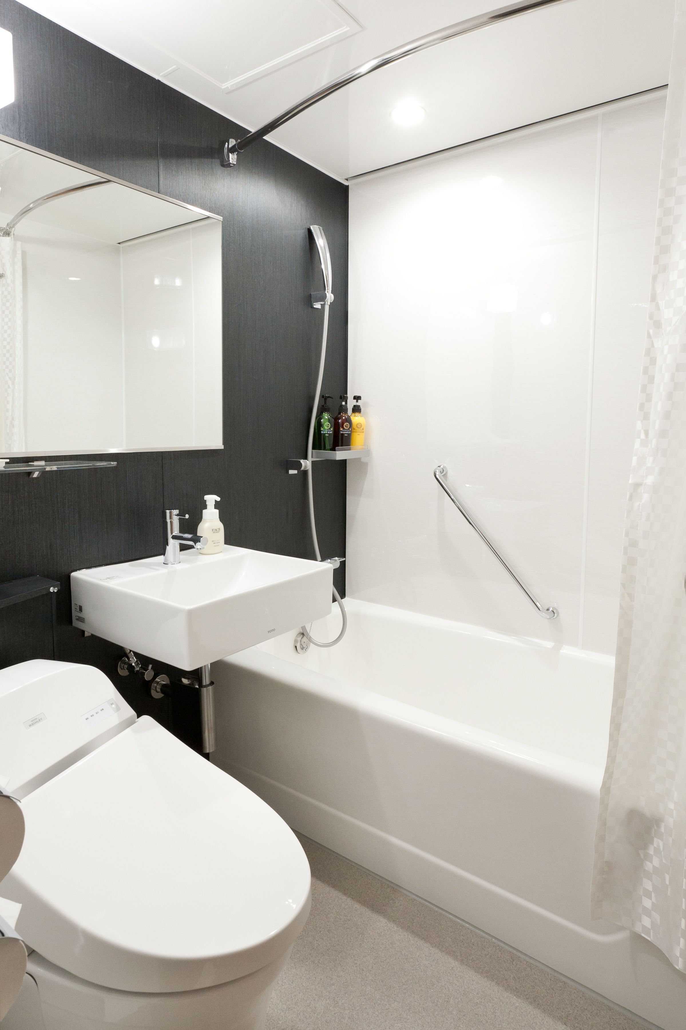 combined shower/bathtub, free toiletries, hair dryer, slippers