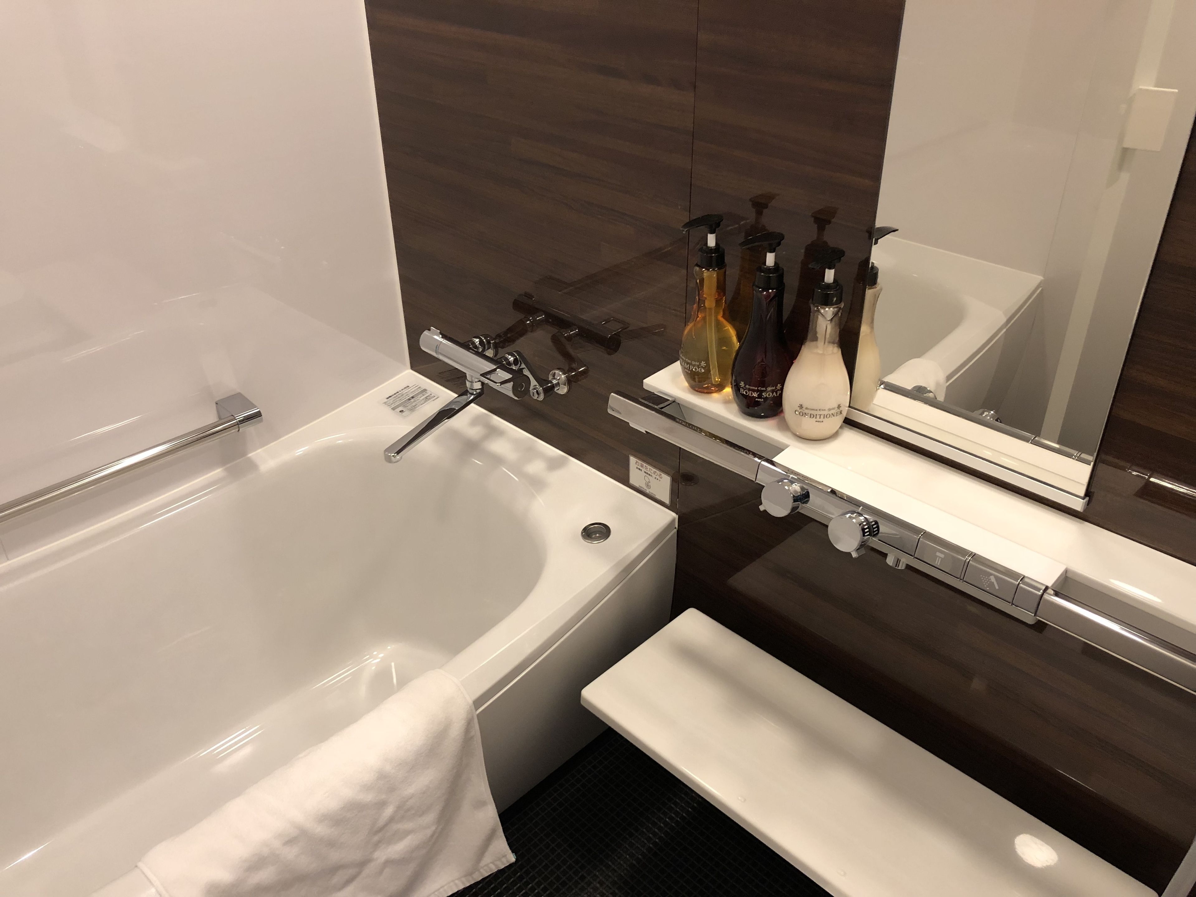 japanese and western style room　non-smoking | bathroom | combined shower/bathtub, free toiletries, hair dryer, slippers