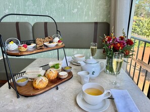 2 ห้องอาหาร, บริการอาหารเช้า อาหารกลางวัน, อาหารเมดิเตอร์เรเนียน