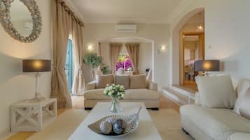 Villa - 3 sovrum - havsutsikt | Vardagsrum | Platt-tv och dvd-spelare