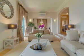 Villa, 3 chambres, vue mer | Coin séjour