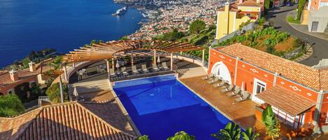 Utomhuspool, parasoller och solstolar