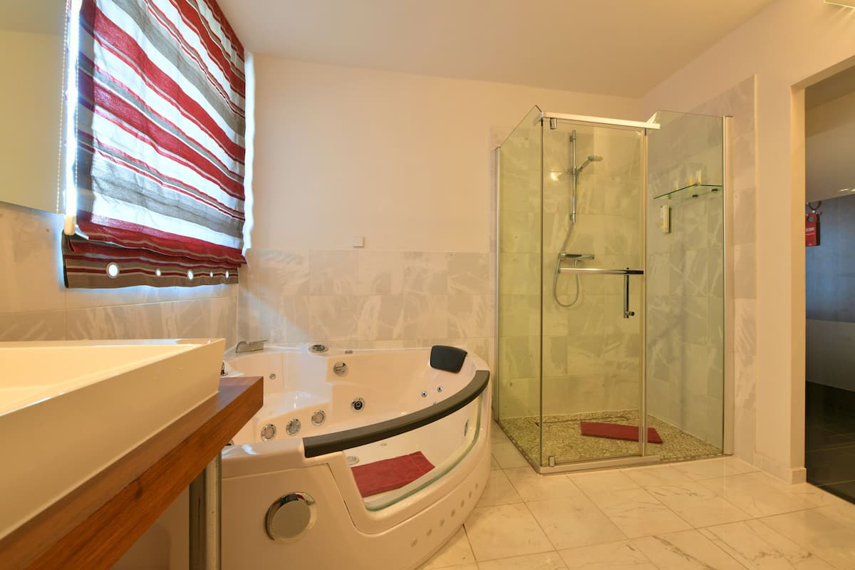 junior suite | jetted bathtub
