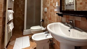 Un baño con ducha, inodoro y lavabo.