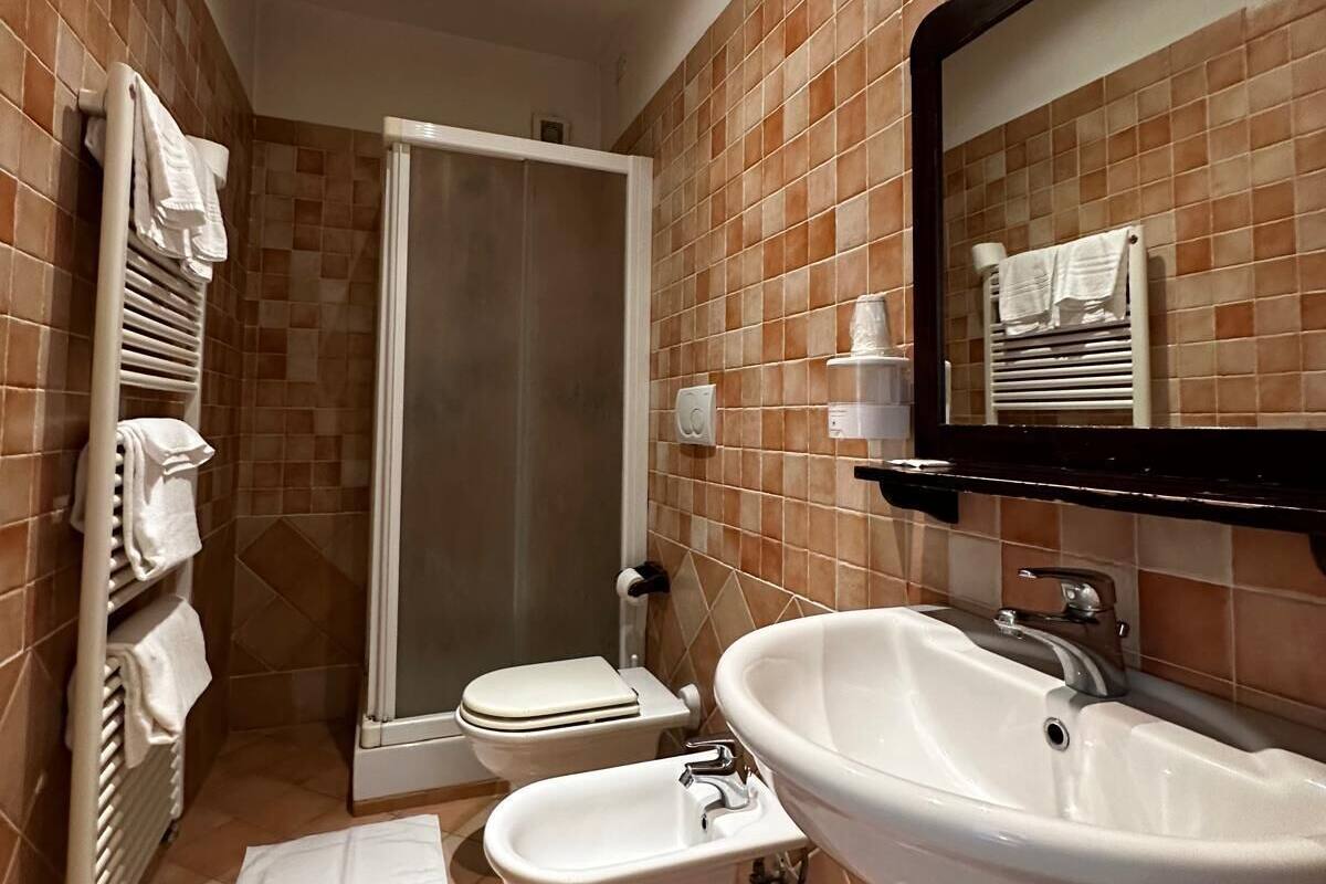 Un baño con ducha, inodoro y lavabo.
