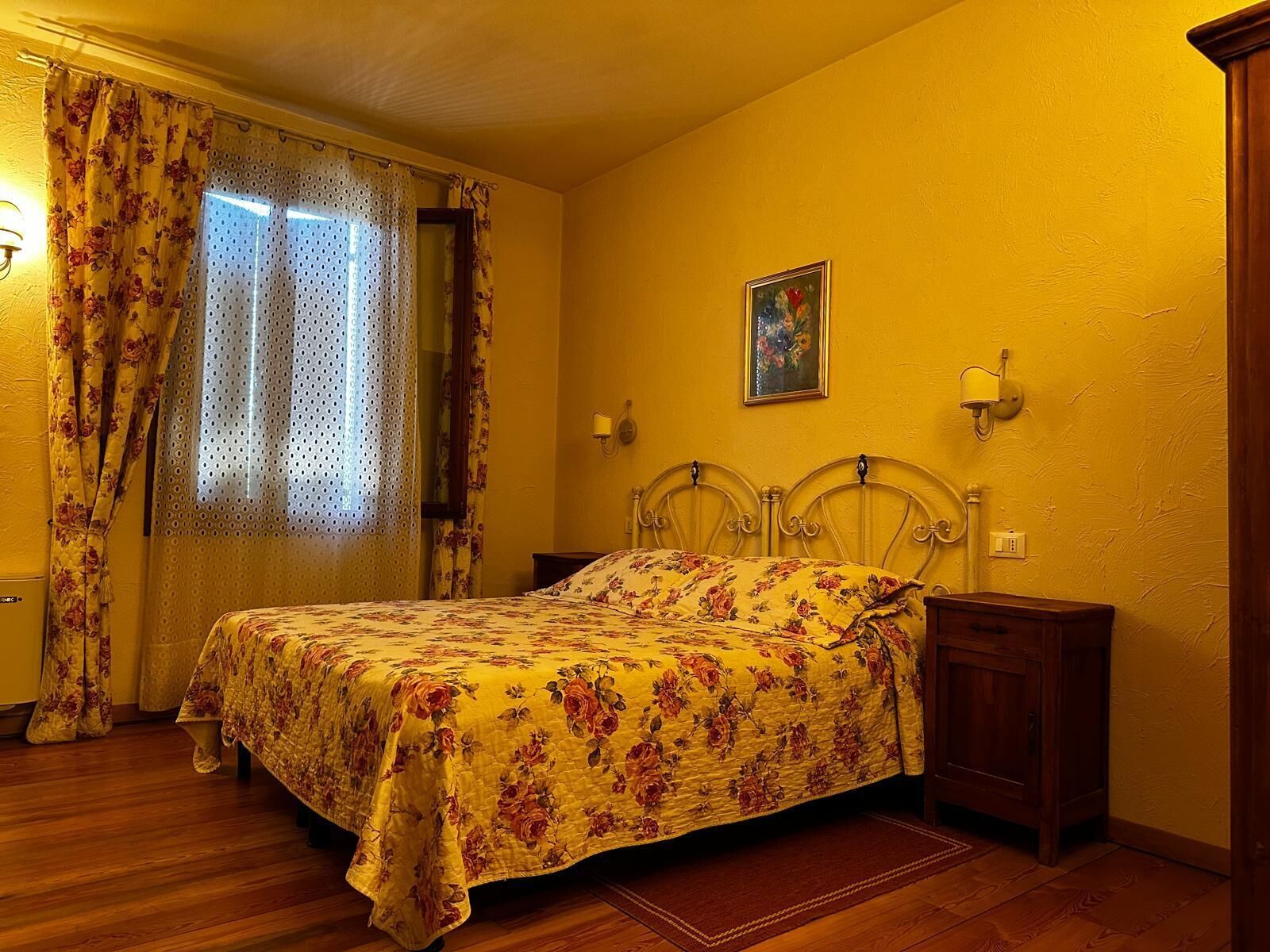 Habitación clásica con 1 cama matrimonial o 2 individuales, 1 cama matrimonial | Escritorio, espacio para trabajar con laptop, cortinas blackout y wifi 