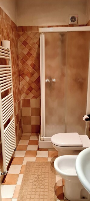 A bathroom with a shower, toilet, and sink. - Il Casolare (Mestre)