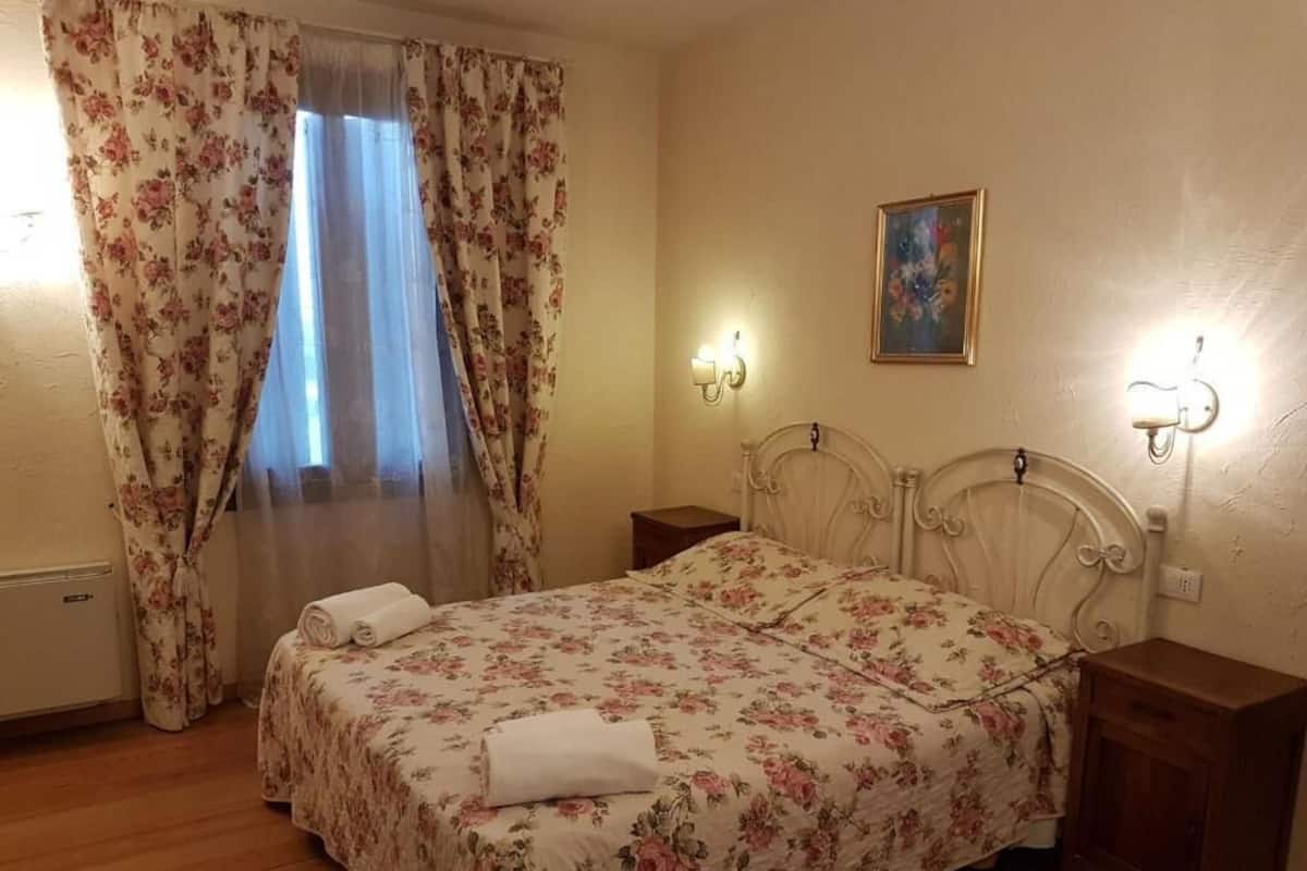 Escritorio, espacio para trabajar con un portátil, cortinas opacas