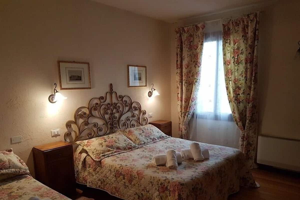 Classic Double or Twin Room, 1 Double Bed | Desk, laptop workspace, blackout drapes, WiFi