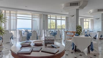 Bao gồm bữa sáng buffet hàng ngày