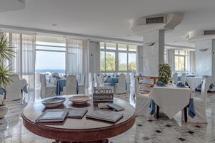 Café da manhã com buffet grátis todos os dias