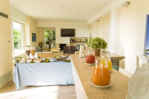 Café da manhã com buffet grátis todos os dias
