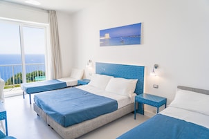 Quarto quádruplo família, vista para o mar | Frigobar, cofres nos quartos, individualmente decorados, escrivaninha