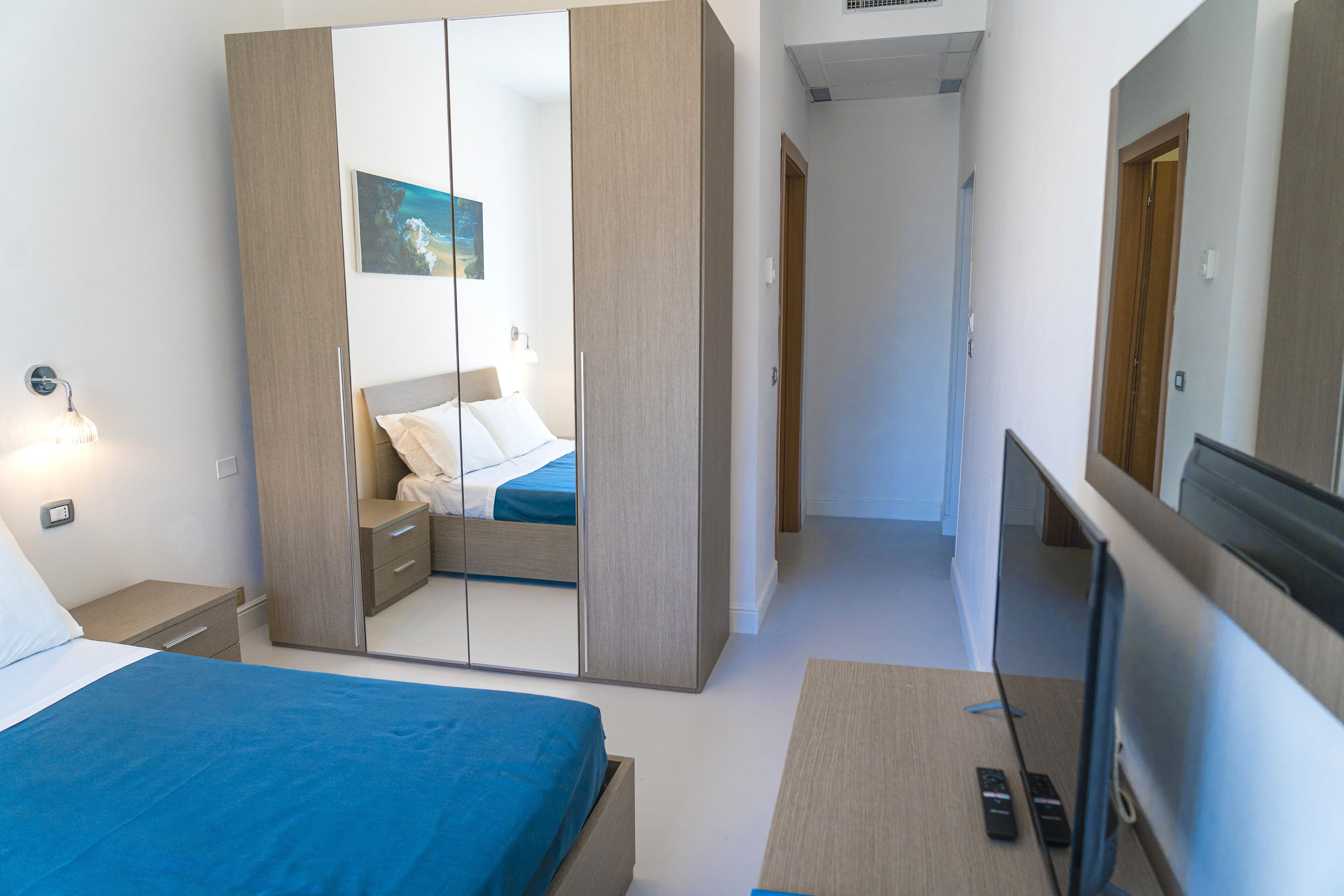 Doppelzimmer, Meerblick | Minibar, Zimmersafe, individuell dekoriert, Schreibtisch