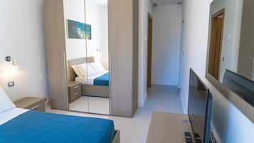 Doppelzimmer, Meerblick | Minibar, Zimmersafe, individuell dekoriert, Schreibtisch