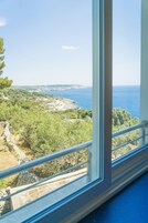 Quarto casal conforto, vista parcial para o mar | Frigobar, cofres nos quartos, individualmente decorados, escrivaninha