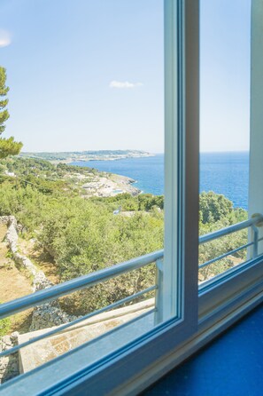 舒適雙人房, 部分海景 | 迷你吧、房內夾萬、獨特設計、書桌