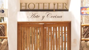Property entrance - Hotelier Arte y Cocina (Máncora)
