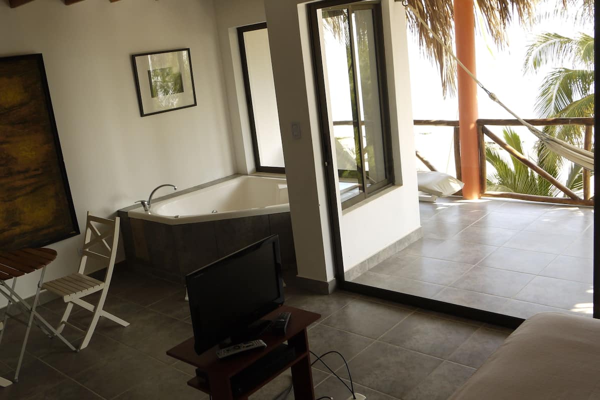 Jetted bathtub