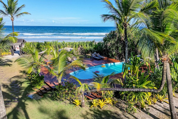 Piscina externa, guarda-sóis, espreguiçadeiras