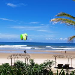 En la playa, playa de arena blanca y camas de playa gratuitas