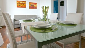 Refrigerador con freezer, placa de cocina, utensilios de cocina, freezer