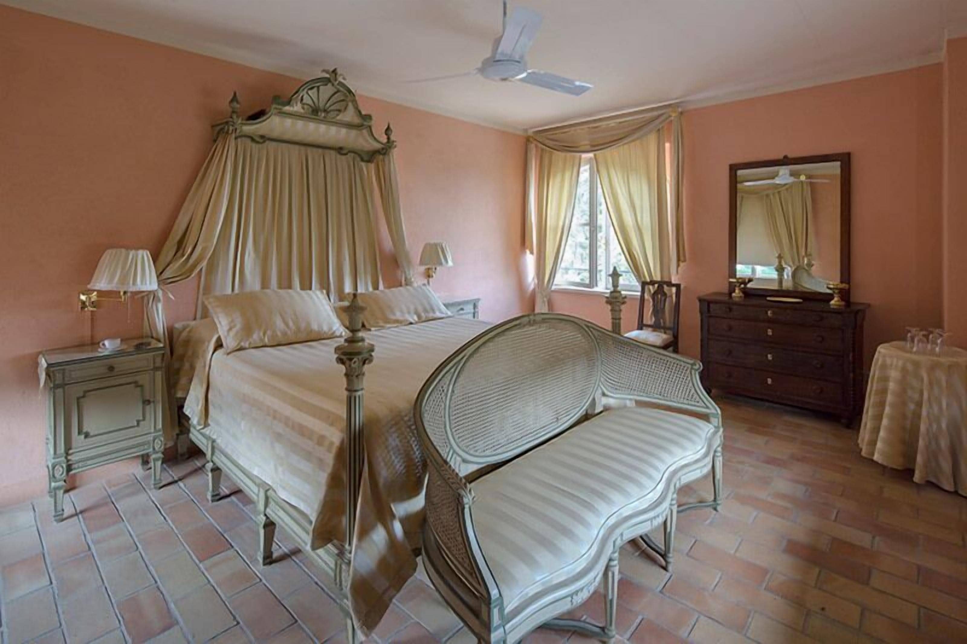 Minibar, bureau, fer et planche à repasser, Wi-Fi gratuit