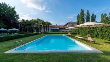 Piscina all'aperto, con ingresso dalle 09:00 alle 18:30, lettini