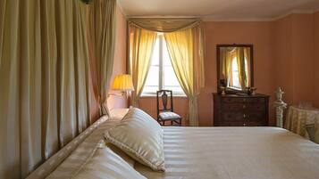 1 camera, minibar, una scrivania, ferro/asse da stiro