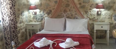 Cortinas blackout, wifi gratis y ropa de cama