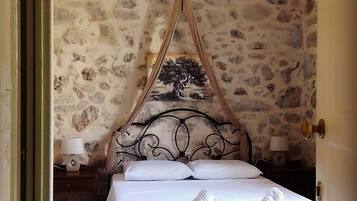 Blackout drapes, free WiFi, bed sheets