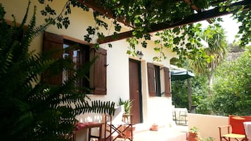 Blackout drapes, free WiFi, bed sheets