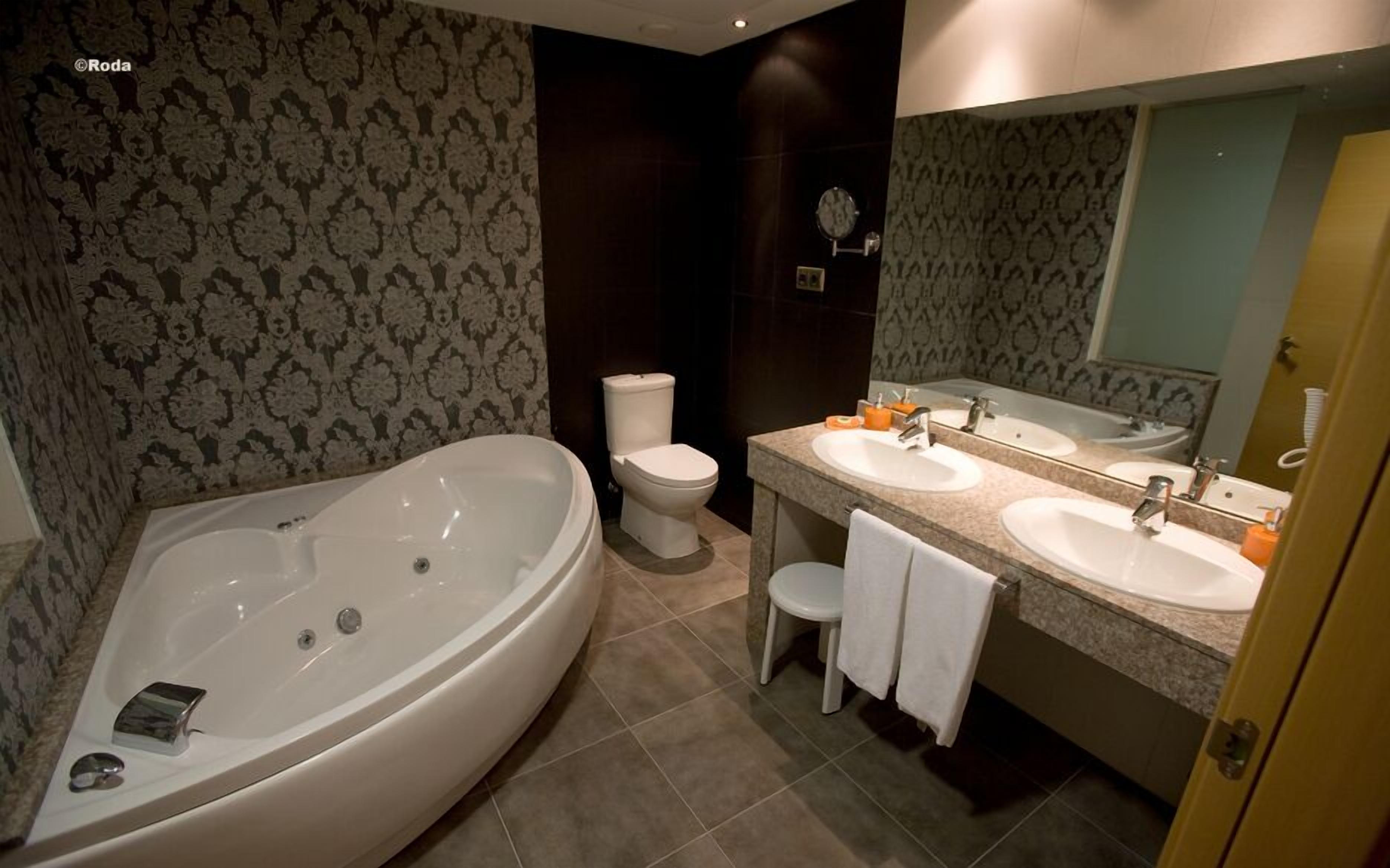Suite | Badkamer | Gratis toiletartikelen, een haardroger, handdoeken