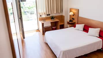 Caja fuerte, escritorio, cortinas opacas y tabla de planchar con plancha