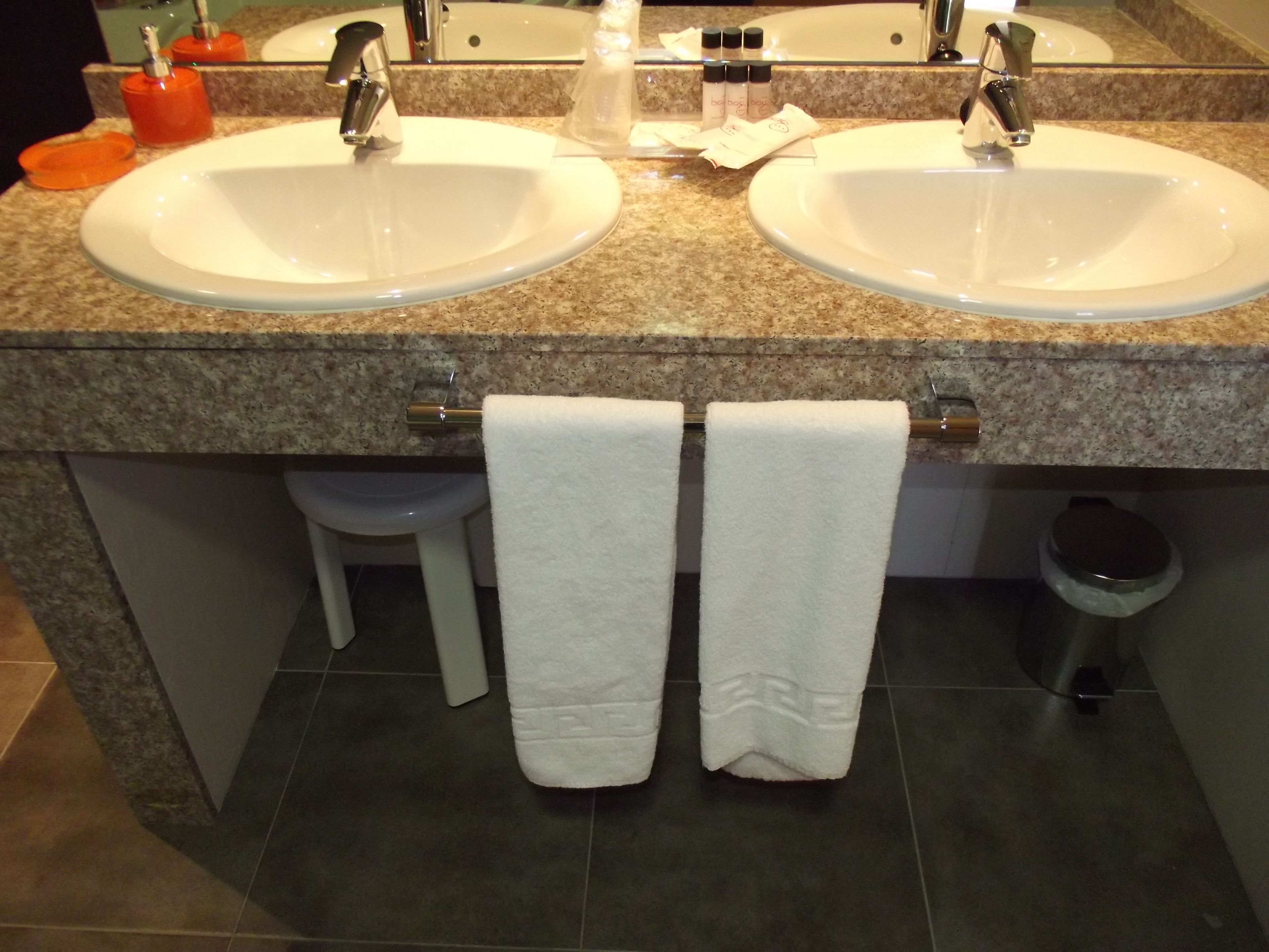Ein Badezimmer mit zwei Waschbecken, einer Toilette und einem Bidet.