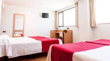 Habitación cuádruple | Caja fuerte, escritorio, cortinas opacas y tabla de planchar con plancha