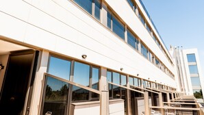 Een modern gebouw met grote ramen en een plat gevelvlak.