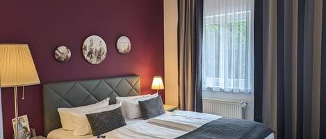 スタンダード ダブルルーム | 低刺激性寝具、羽毛の掛け布団、セーフティボックス (室内)、WiFi (無料)