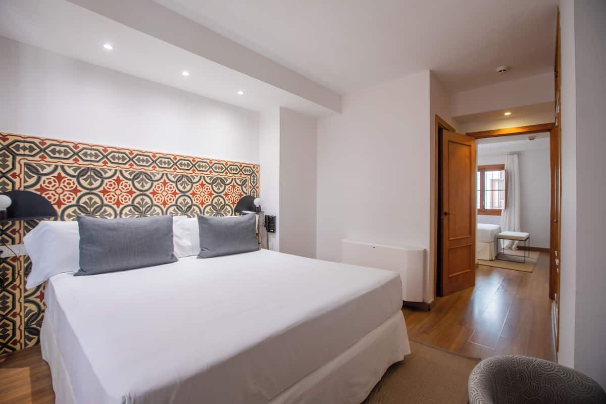 1 habitación, cubrecamas, minibar y caja de seguridad en la habitación