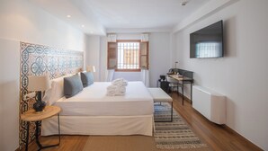 A hotel room with a large bed, a desk, a TV, and a window with curtains. -  Hotel Bestprice Córdoba (Córdoba)