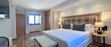 1 habitación, cubrecamas, minibar y caja de seguridad en la habitación