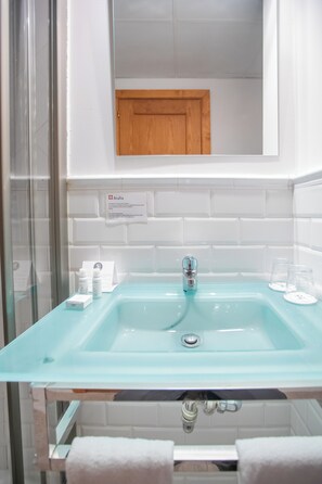 Quarto casal econômico | Banheiro | Secador de cabelo, toalhas de banho, shampoo, papel higiênico