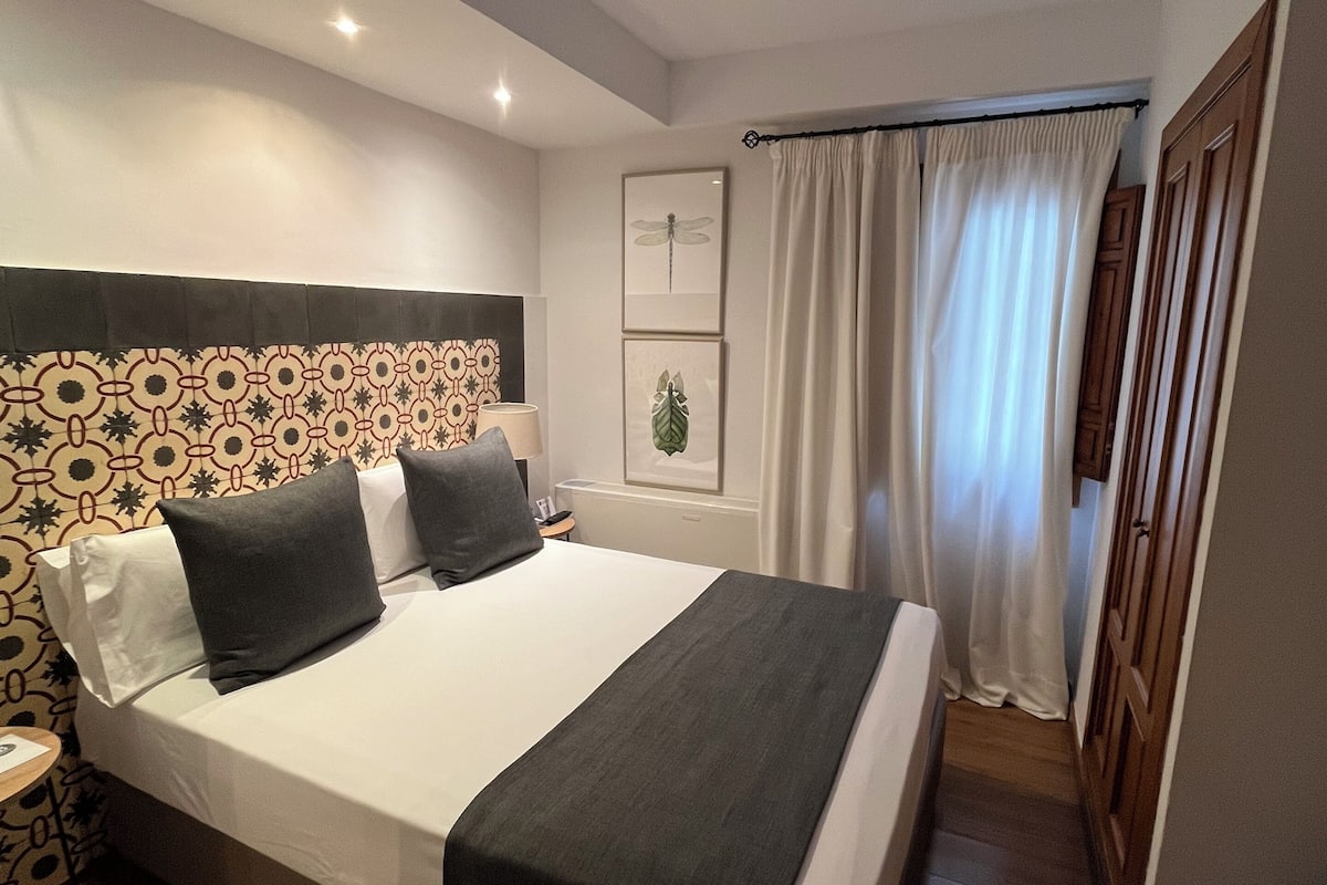 1 habitación, cubrecamas, minibar y caja de seguridad en la habitación