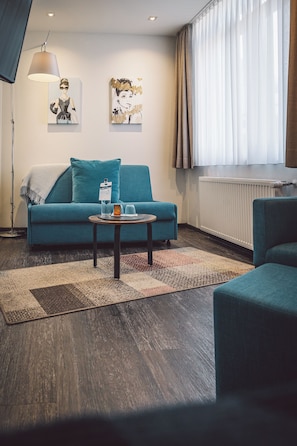 Quarto casal superior | Roupas de cama antialérgicas, cofres nos quartos, escrivaninha
