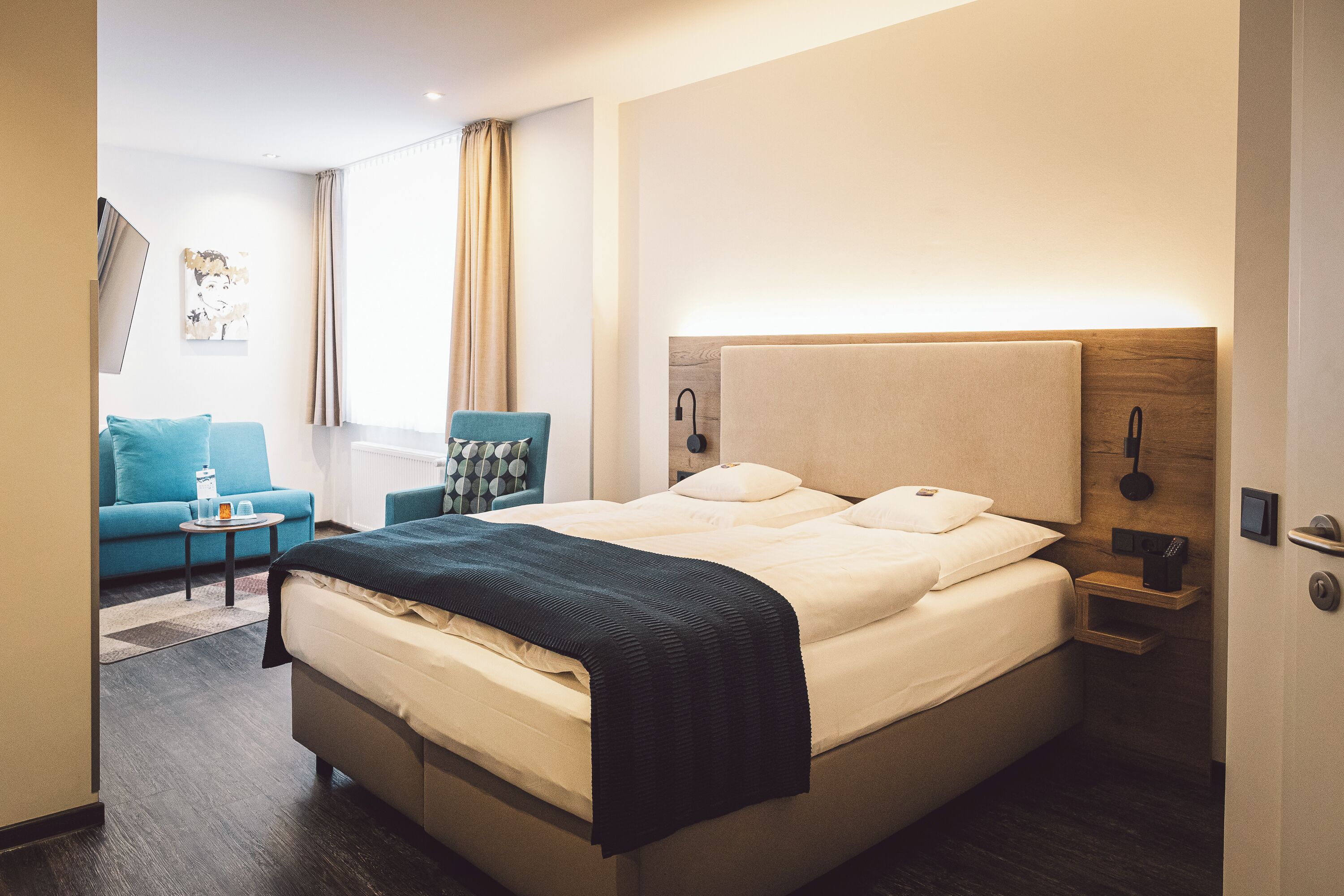 Quarto casal superior | Roupas de cama antialérgicas, cofres nos quartos, escrivaninha