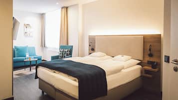 Quarto casal superior | Roupas de cama antialérgicas, cofres nos quartos, escrivaninha