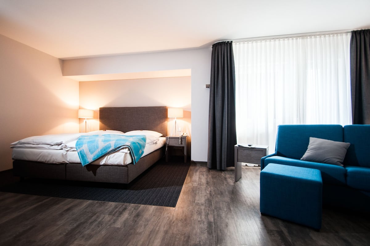 Hypo-allergenic bedding, in-room safe, desk, soundproofing